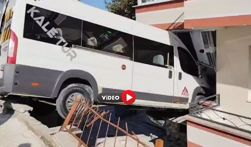 Çorum’da Okul Servisi Balkona Daldı!