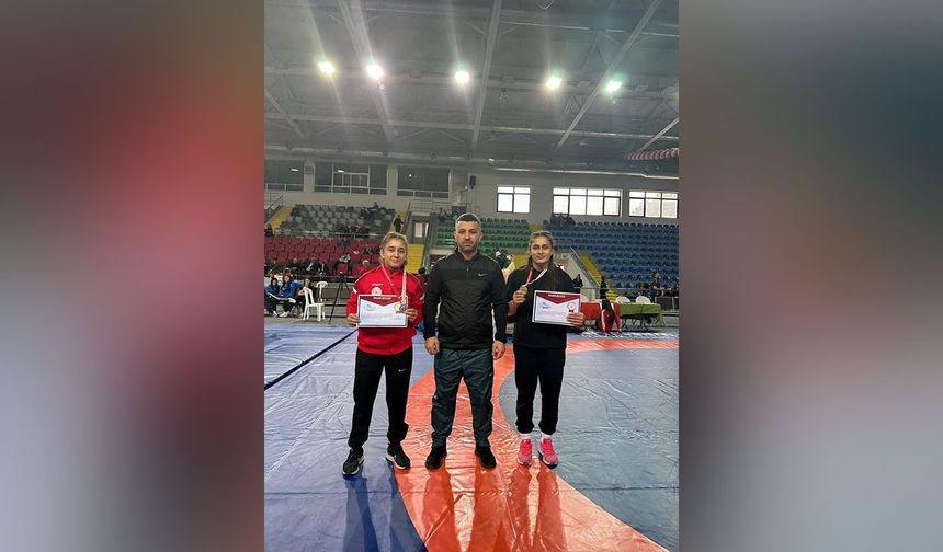 Çorumlu Güreşçi Kızlar Madalyalarla Döndü