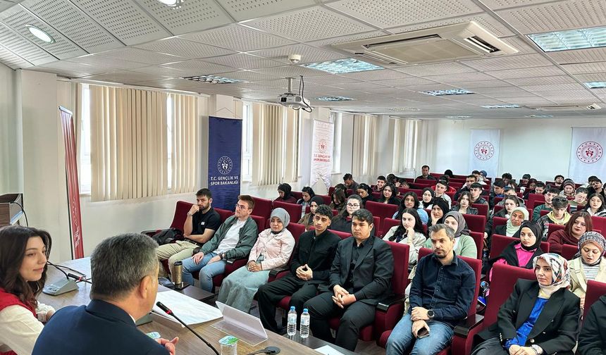 Demirkıran Tecrübelerini Öğrencilerle Paylaştı