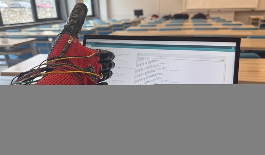 Üniversite öğrencileri işitme engelli bireyler için "akıllı iletişim eldiveni" geliştirdi