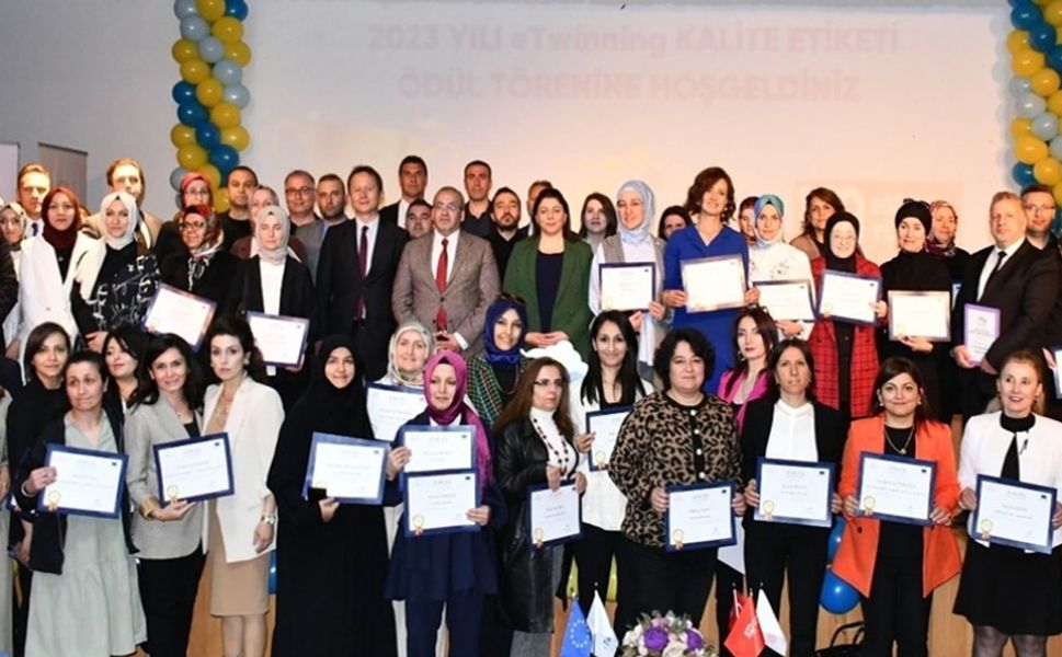 Başarılı Olan Öğretmen ve Okullara Ödülleri Verildi