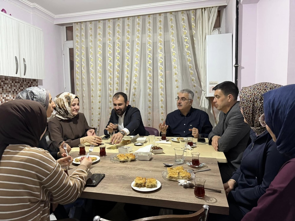 Ahlatcı, Iftarı Gençlerle Yaptı (1)