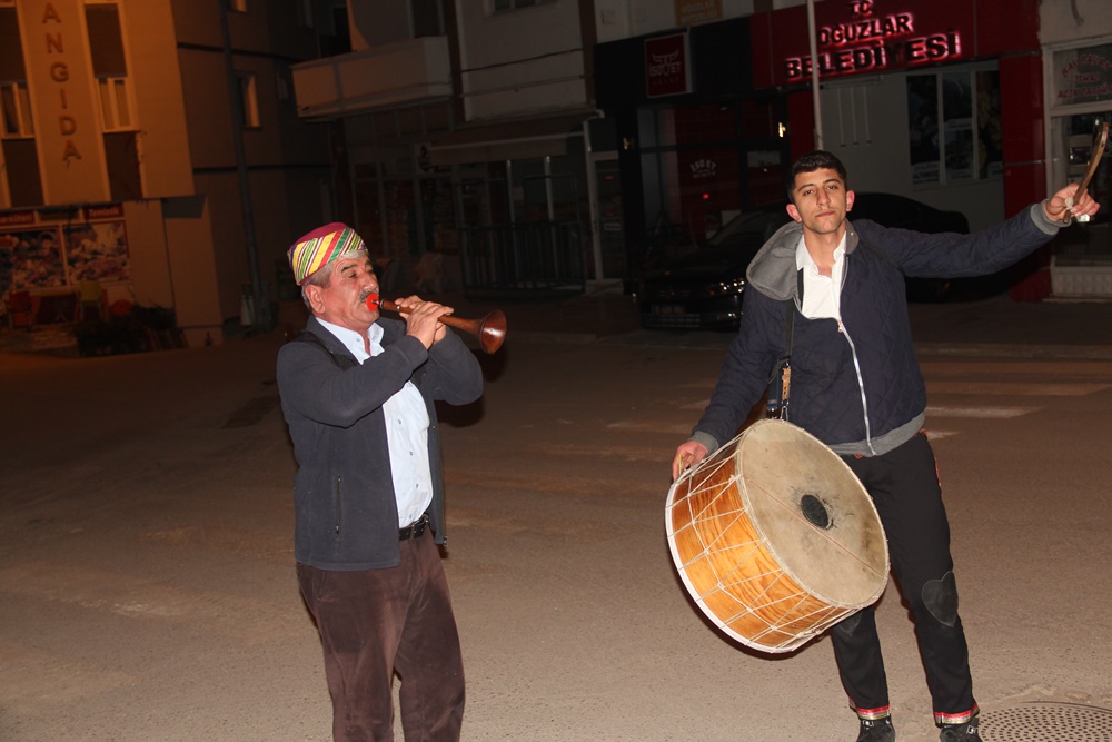 Babada Zurnada Oğlunda Davul, Vatandaşı Sahura Kaldırıyorlar (1)