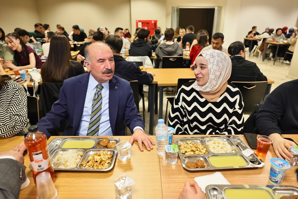 Çalgan Ve Eşi, Üniversite Öğrencileriyle Iftar Açtı (1)