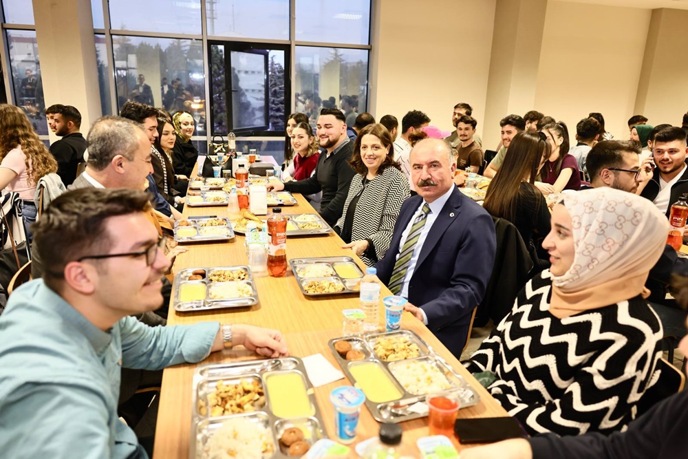 Çalgan Ve Eşi, Üniversite Öğrencileriyle Iftar Açtı (5)