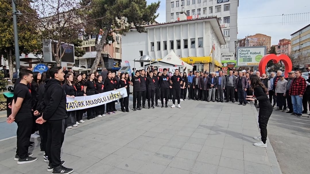 Gençler Meydanda Sahneledi, Vatandaş Mest Oldu (1)