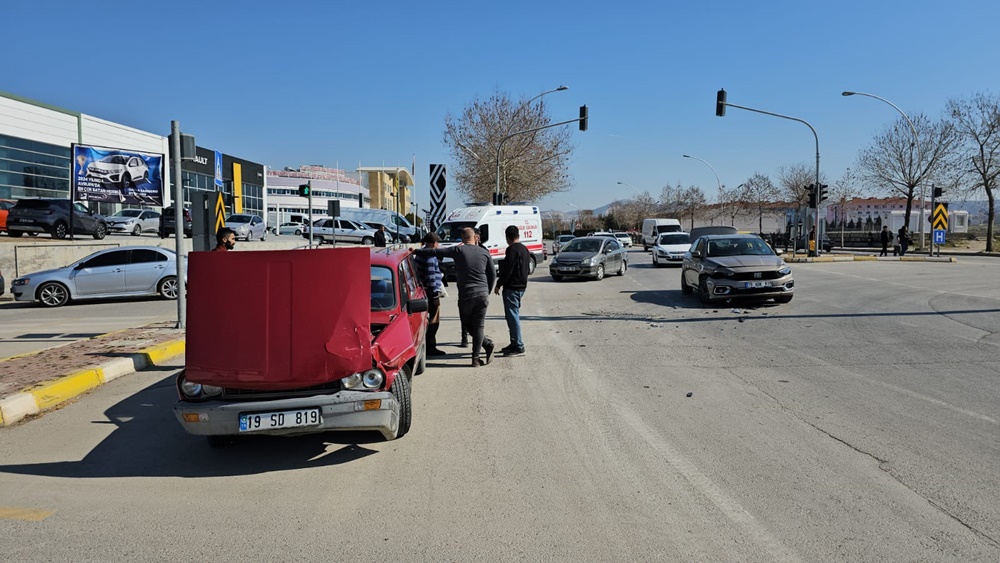 Hastane Önünde Iki Araç Çarpıştı, Yaralılar Var (1)-1