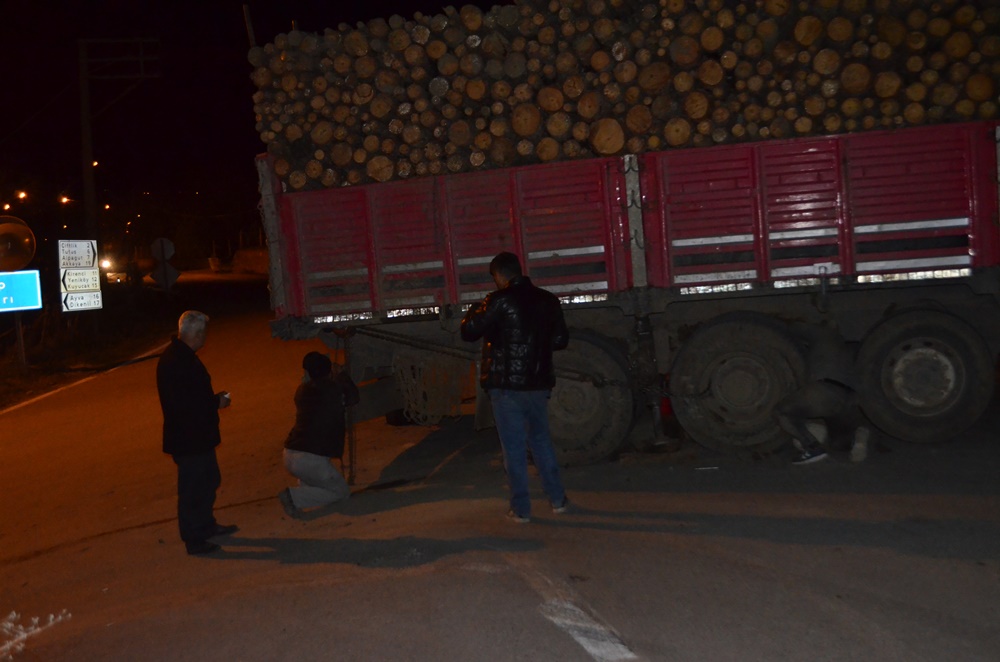 Kamyon Yolda Kaldı, Trafik Tıkandı (2)