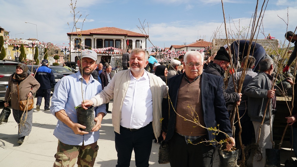 Osmancık Belediyesi Ücretsiz Fidan Dağıttı (2)