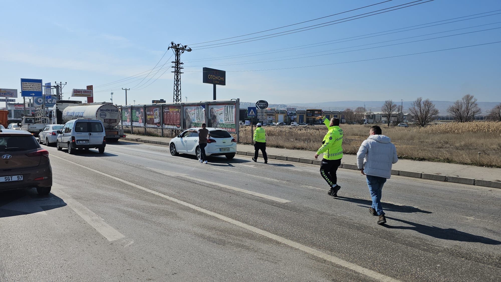 Toptancılar Kavşağı’nda Kaza, 4 Kişi Yaralandı (1)