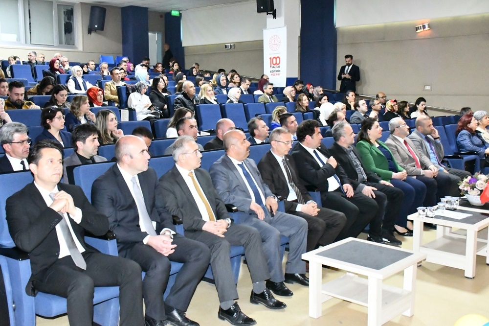 Başarılı Olan Öğretmen Ve Okullara Ödülleri Verildi (3)