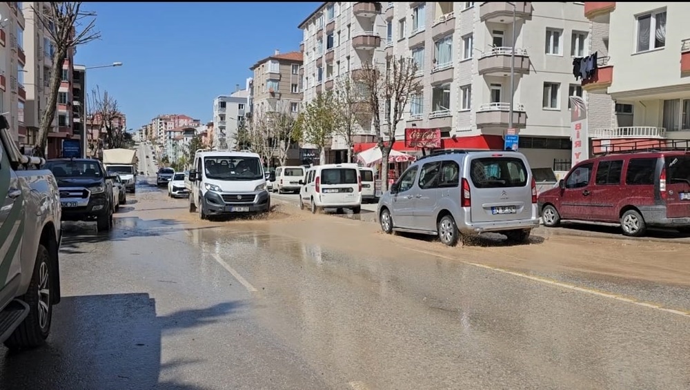 Boru Patladı, Cadde Bir Anda Sular Altında Kaldı (2)