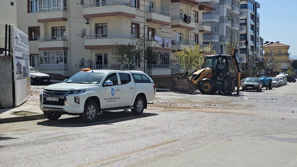 Boru Patladı, Cadde Bir Anda Sular Altında Kaldı (6)