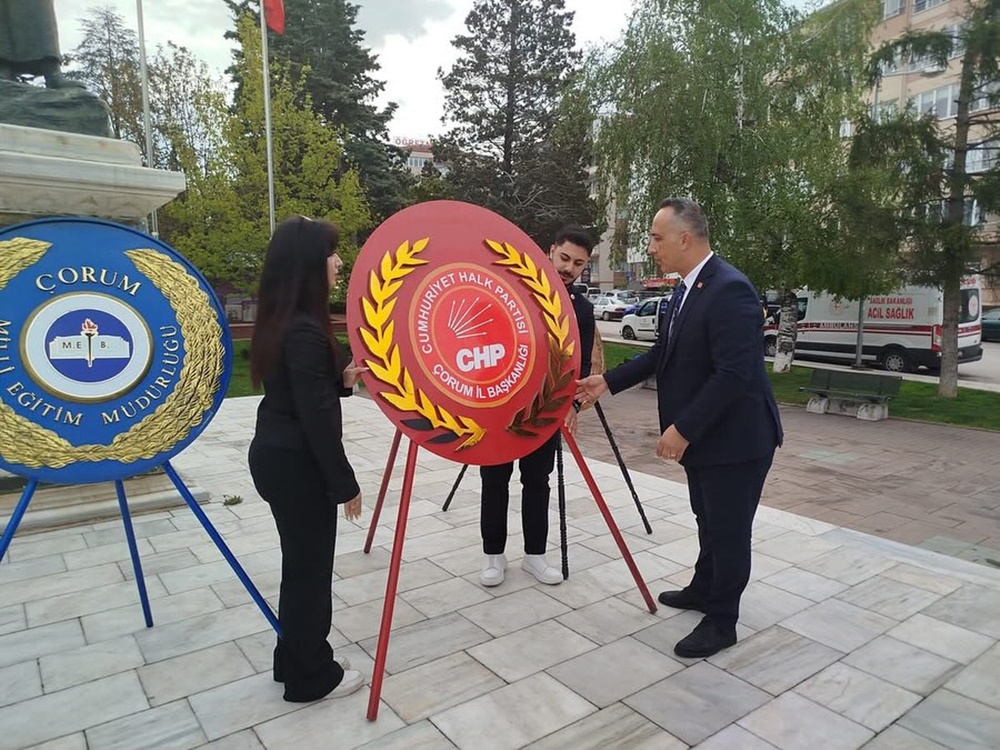 Chp’den Anıta Çelenk (2)