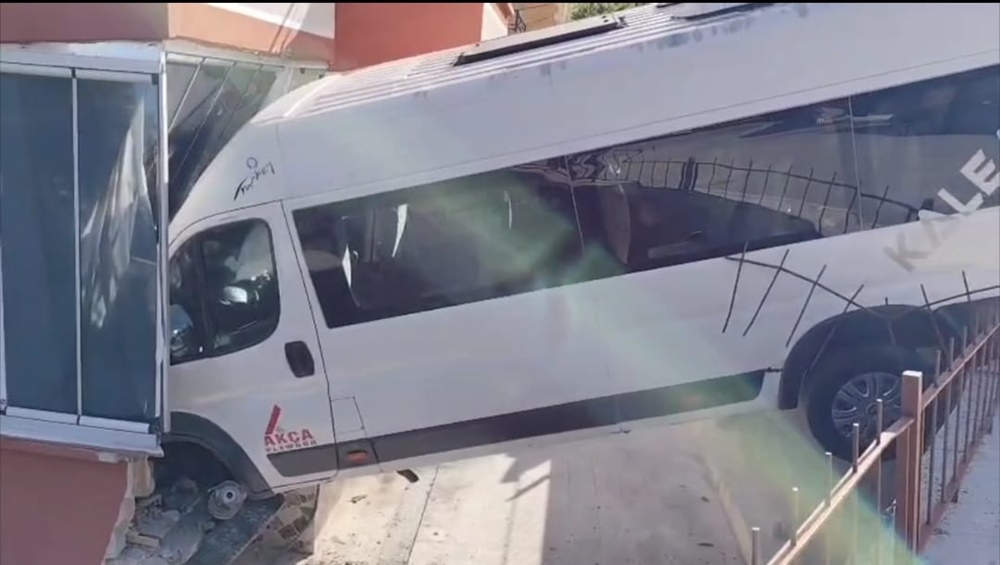 Çorum’da Okul Servisi Balkona Daldı! (1)-1