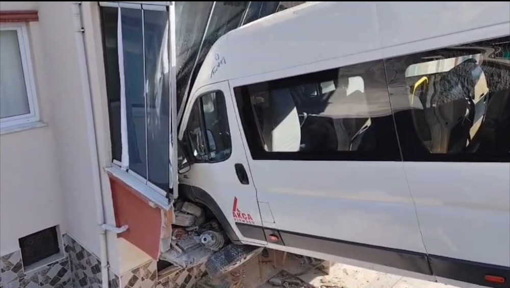 Çorum’da Okul Servisi Balkona Daldı! (5)-1