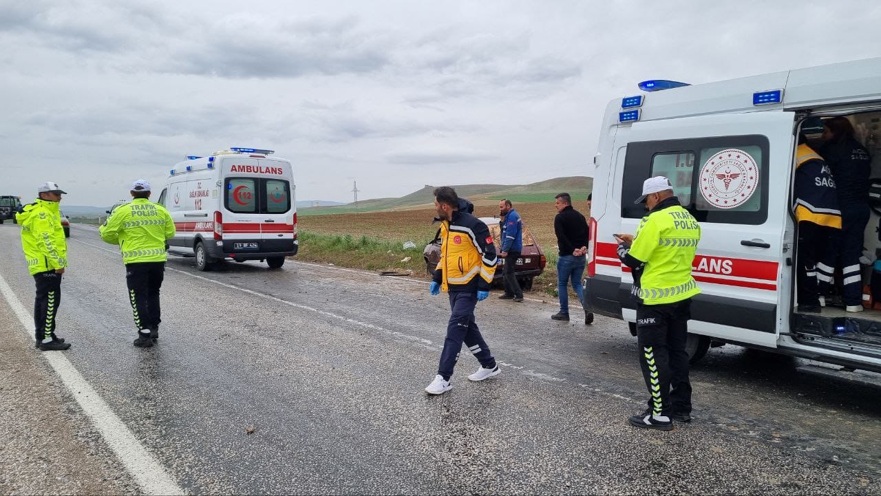 Otomobil Devrildi, 6 Kişi Yaralandı (2)